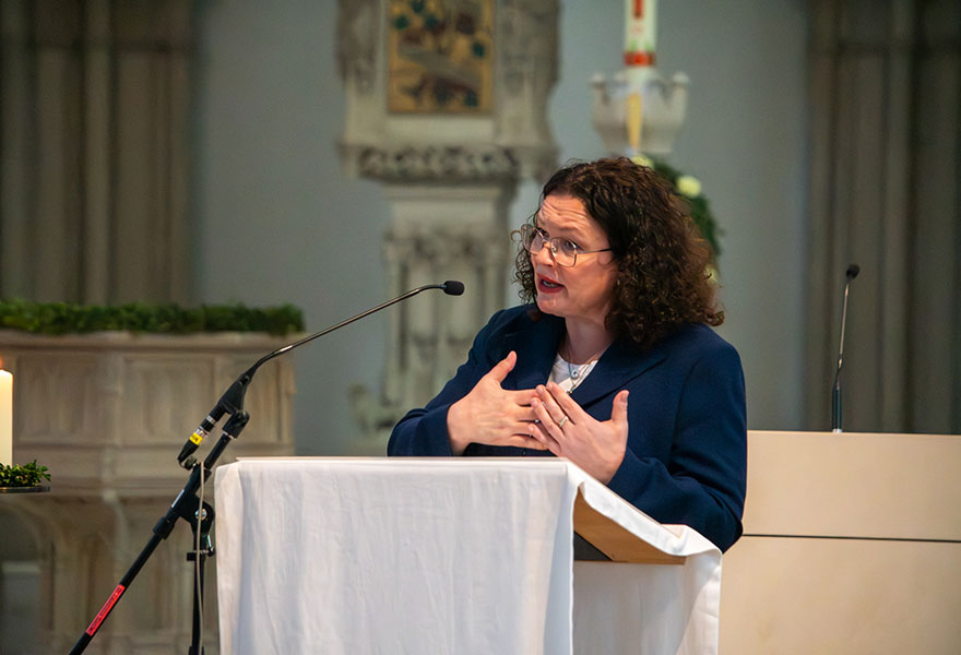 Andrea Nahles steht am Rednerpult.