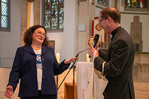 Oliver Rothe überreicht Andrea Nahles ein Geschenk, über das sie sich sehr freut.
