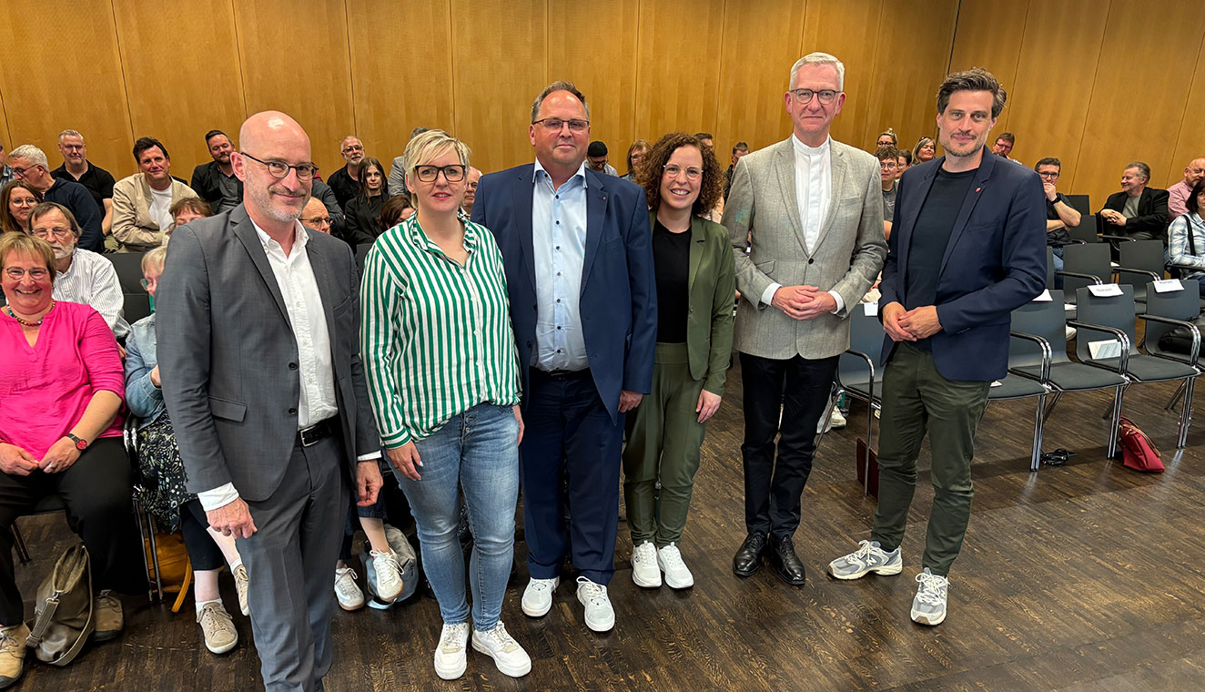 Empfang des Diözesanadministrators des Bistums Münster für die Vertretungen der Arbeitnehmerinnen und -nehmer: (von links) Christian Müller, Simone Elsweier, Björn Wißuwa, Anna Christina Steinfort, Antonius Hamers und Volker Nicolai-Koß vom DGB Münsterland. Empfang des Diözesanadministrators des Bistums Münster für die Vertretungen der Arbeitnehmerinnen und -nehmer: (von links) Christian Müller, Simone Elsweier, Björn Wißuwa, Anna Christina Steinfort, Antonius Hamers und Volker Nicolai-Koß vom DGB Münsterland.