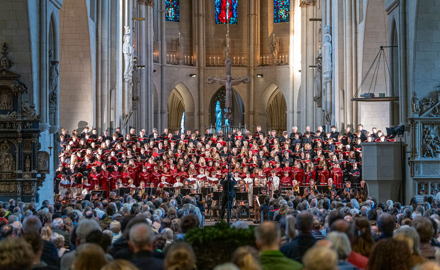 Blick auf den Chor, die Solisten und das Orchester im Dom