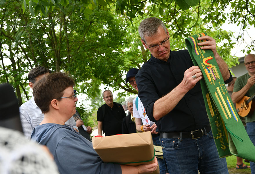 Bischof Heiner Wilmer hält eine grüne Stola und bestickte in der Hand. Bischof Heiner Wilmer hält eine grüne Stola und bestickte in der Hand.