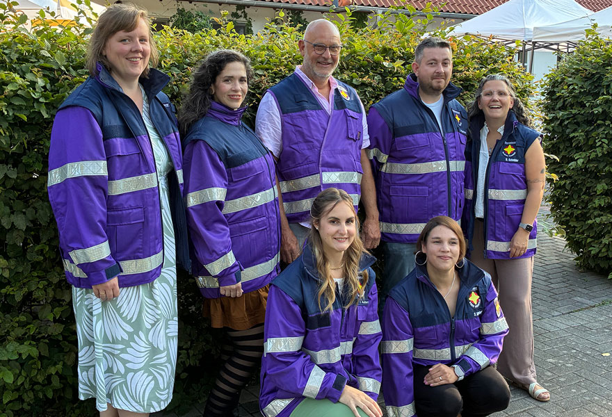 Die neuen Beauftragten der Notfallseelsorge haben sich zum Gruppenbild aufgestellt.