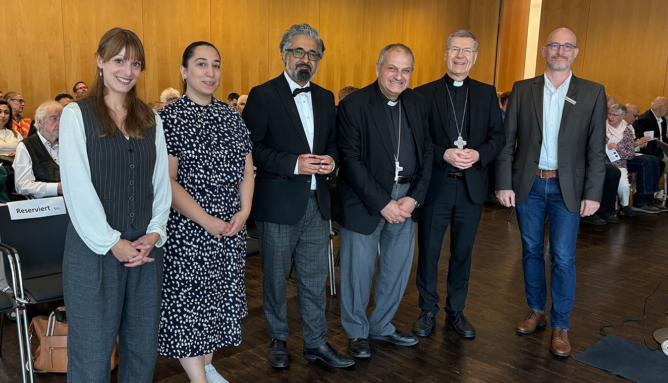 Gemeinsam gestalteten sie einen Abend über die Möglichkeiten und Voraussetzungen des interreligiösen Dialogs in Syrien (von links): Josefine Wahle, Marie Maaz, Milad Karimi, Jacques Mourad, Stefan Zekorn und Christian Müller. Gemeinsam gestalteten sie einen Abend über die Möglichkeiten und Voraussetzungen des interreligiösen Dialogs in Syrien (von links): Josefine Wahle, Marie Maaz, Milad Karimi, Jacques Mourad, Stefan Zekorn und Christian Müller.