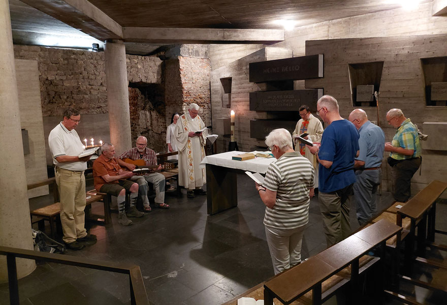 Menschen feiern in der Krypta die Heilige Messe. Menschen feiern in der Krypta die Heilige Messe.