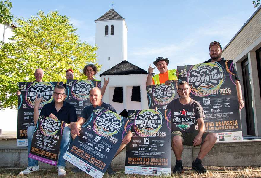 Vor dem Turm hat sich eine Gruppe aufgestellt und präsentiert die Plakate des diesjährigen Festivals. Vor dem Turm hat sich eine Gruppe aufgestellt und präsentiert die Plakate des diesjährigen Festivals.