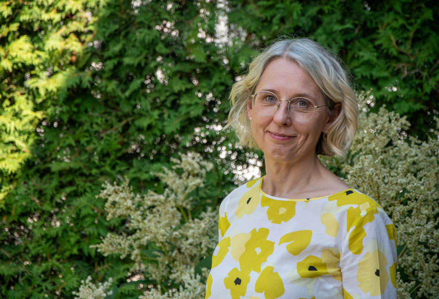 Porträt von Birgit Funkenberg, die in die Kamera lächelt