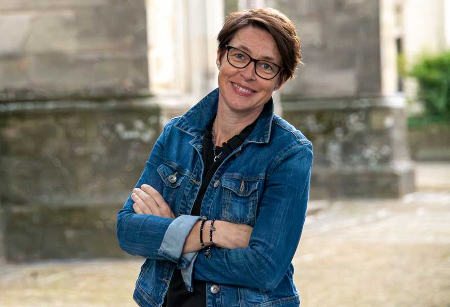 Porträt von Stephanie Werenbeck-Ueding vor Mauern des Billerbecker Doms