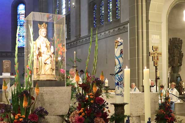 Die Madonna steht festlich geschmückt im Altarraum.