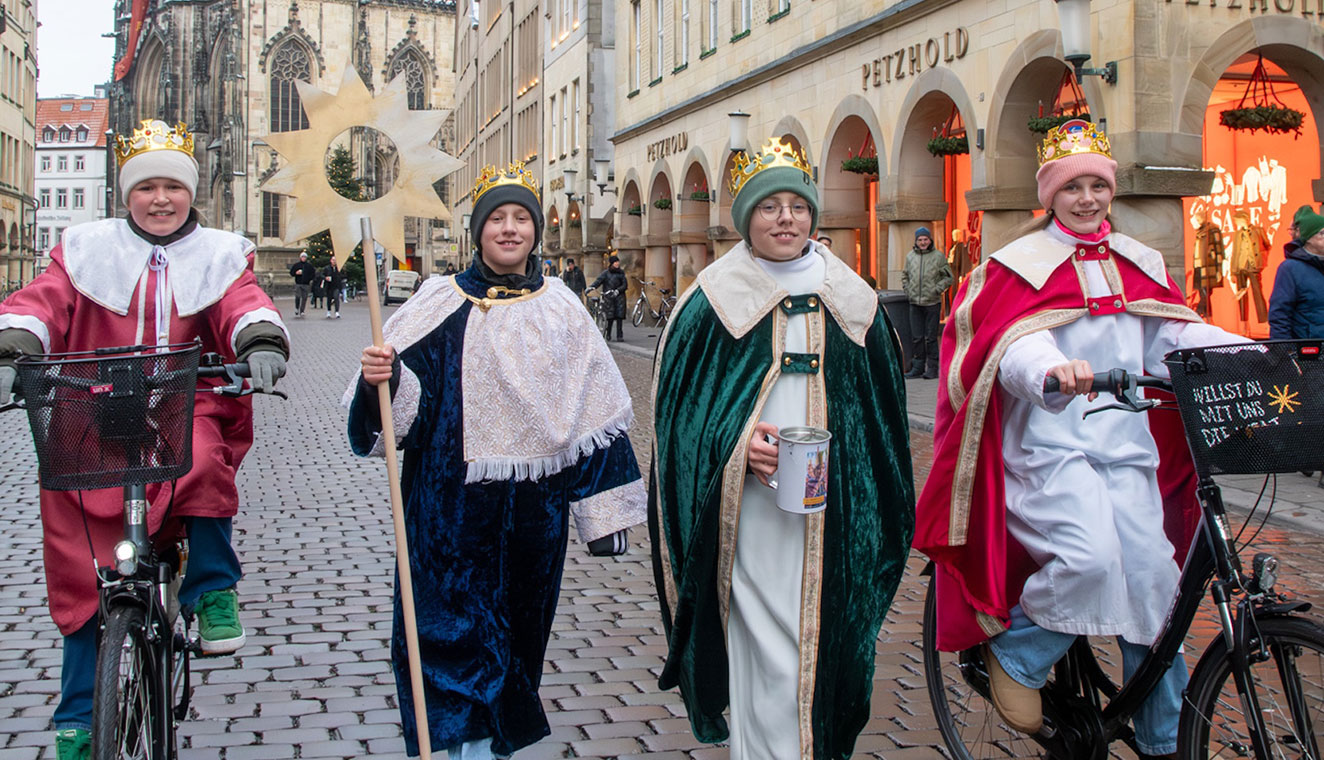 Die Sternsingerinnen und Sternsinger Joke (11), Max (11), Jan (13) und Ineke (13, von links) aus der Pfarrgemeinde St. Ludgerus in Borken-Burlo freuen sich auf die bundesweite Eröffnung der Aktion Dreikönigssingen 2027 in Münster. Die Sternsingerinnen und Sternsinger Joke (11), Max (11), Jan (13) und Ineke (13, von links) aus der Pfarrgemeinde St. Ludgerus in Borken-Burlo freuen sich auf die bundesweite Eröffnung der Aktion Dreikönigssingen 2027 in Münster.