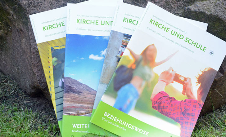 Mehrere Ausgaben der Zeitschrift Kirche und Schule