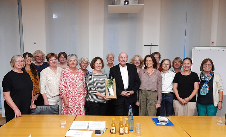 Eine Gruppe von Frauen lächelt in die Kamera, in der Mitte steht der emeritierte Bischof Dr. Felix Genn Eine Gruppe von Frauen lächelt in die Kamera, in der Mitte steht der emeritierte Bischof Dr. Felix Genn