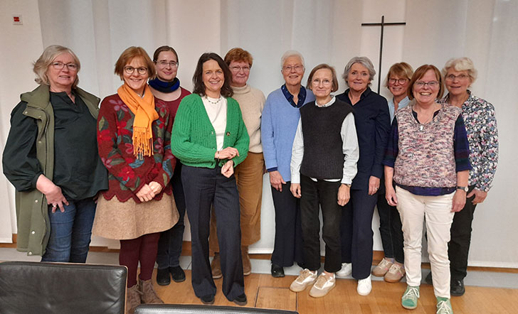 Eine Gruppe von Frauen hat sich für ein Foto aufgestellt und lächelt in die Kamera Eine Gruppe von Frauen hat sich für ein Foto aufgestellt und lächelt in die Kamera