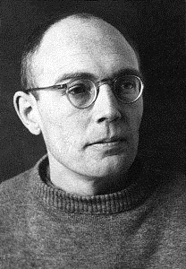 Schwarz-weiß-Porträt-Fotografie Karl Leisners. Er trägt einen Strickpullover und eine Nickelbrille. Schwarz-weiß-Porträt-Fotografie Karl Leisners. Er trägt einen Strickpullover und eine Nickelbrille.