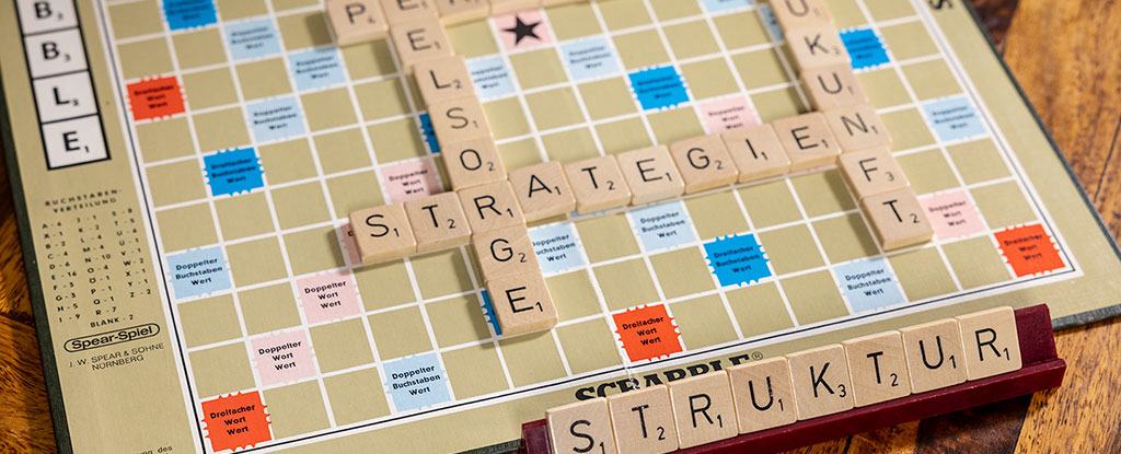 Ein Scrabble-Spiel zeigt die Begriffe "Seelsorge", "Zukunft", "Strategien", "Personal" und "Struktur."