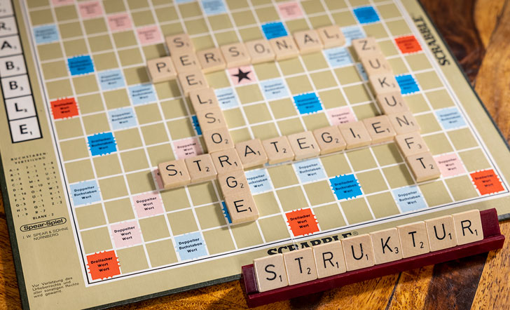Scrabblespiel, das das Wort "Struktur" bildet