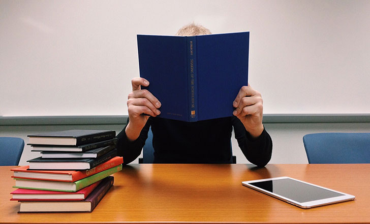 Schüler liest ein Buch