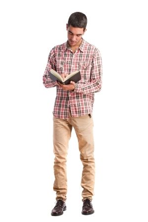Ein junger Mann liest in einem Buch.