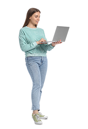 Eine junge Frau schaut in ein geöffnetes Notebook, das sie in den Händen hält.