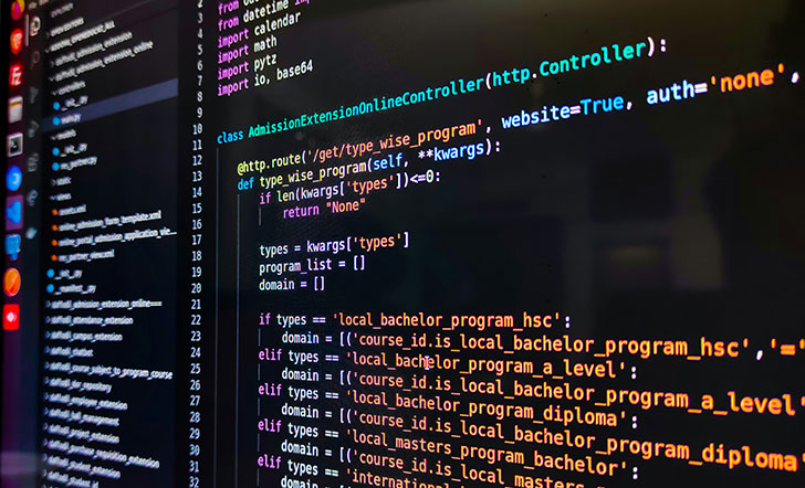 Blick auf einen Monitor, auf dem Code zu sehen ist.