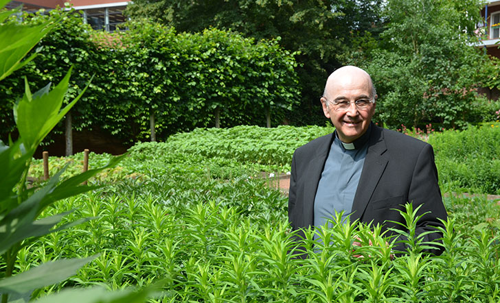 Bischof Felix in seinem Garten