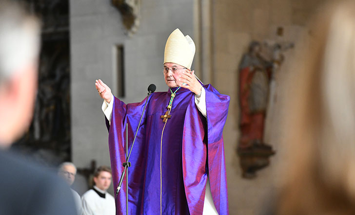 Bischof Dr. Felix Genn bei einer Predigt im Dom.