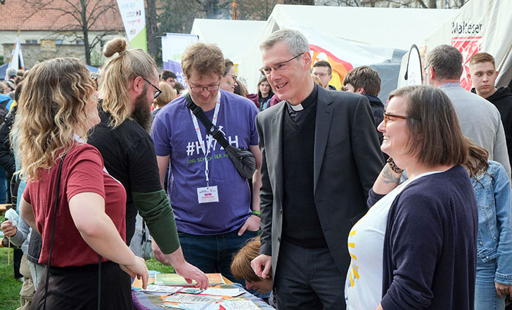 Bischof Heiner im Gespräch mit jungen Menschen