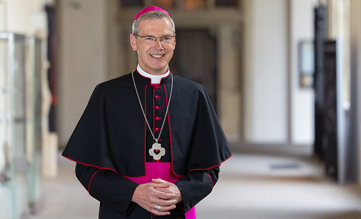 Bischof Dr. Heiner Wilmer im Kreuzgang des St.-Paulus-Doms in Münster