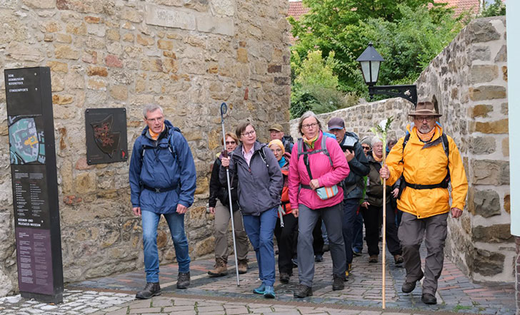 Bischof Wilmer mit einer Gruppe von Wandernden.