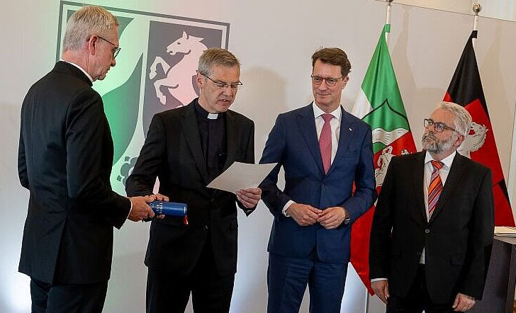 Bischof Wilmer neben Ministerpräsident Wüst beim Ablegen des Treueeids