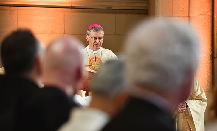 Bischof Wilmer beim Gottesdienst zu seiner Einführung im St.-Paulus-Dom