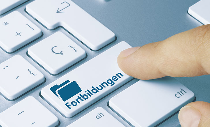 Computertastatur, darauf eine Taste mit der Bezeichnung "Fortbildungen". Foto: momius/stock.adobe.com