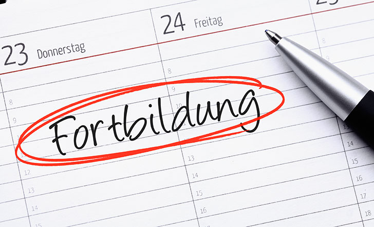 In einem Kalender ist der Begriff "Fortbildung" rot umkreist. Foto: jd-photodesign/stock.adobe.com