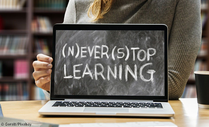 Computer mit dem Schriftzug: Never stop learning