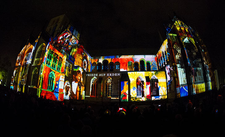 Der St.-Paulus-Dom bei einer Lichtinstallation