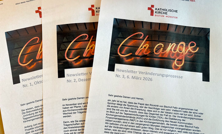 Ausgedruckte Papierseiten mit dem Kopfbild und den ersten Zeilen der Newsletter.