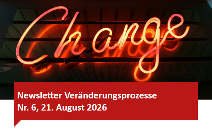 Leuchtreklame mit dem Begriff "Change", darunter der Titel "Newsletter Veränderungsprozesse Nr. 6, 21. August 2026"