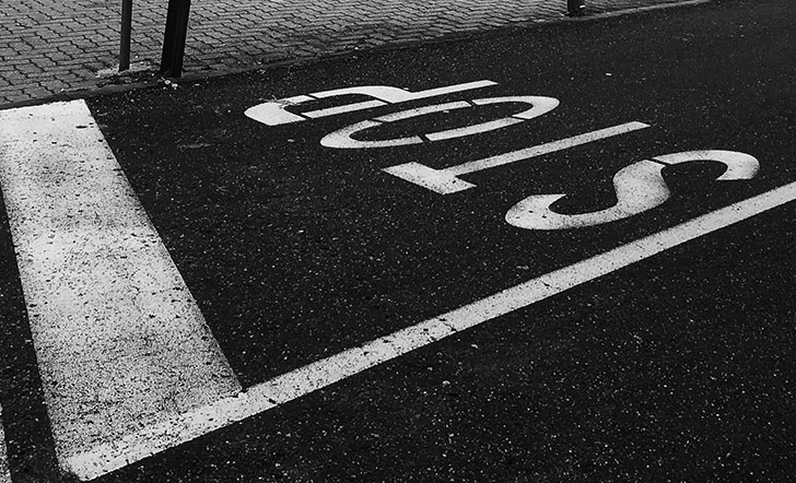 Symbolbild: Haltelinie auf der Straße mit dem Hinweis STOP.