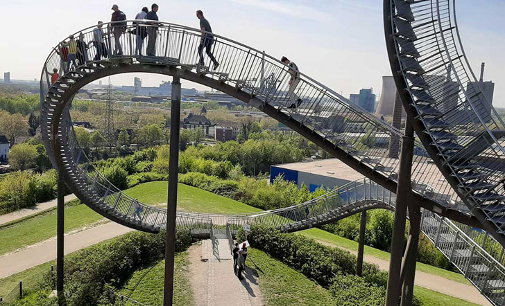 Bild der Skulptur "Tiger and Turtle" in Duisburg