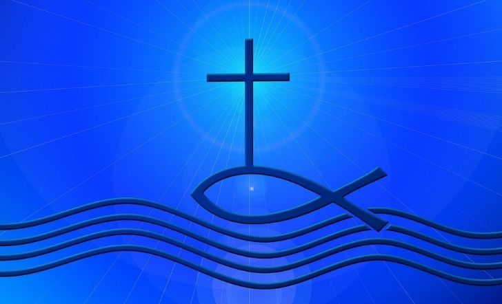 Symbolbild mit einem Kreuz und dem eucharistischen Fisch auf einer Welle (Pixabay/Gerd Altmann):