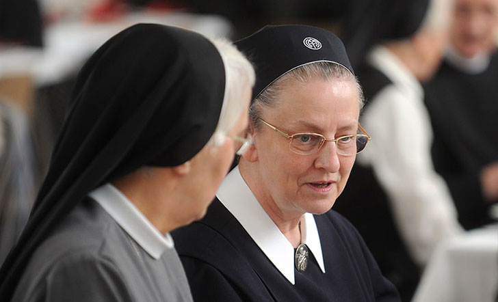 Zwei Ordensfrauen im Gespräch