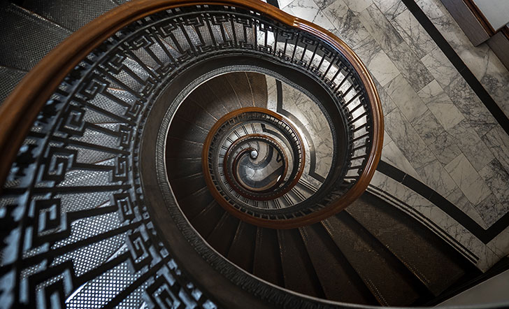 Eine Wendeltreppe in einem Gebäude