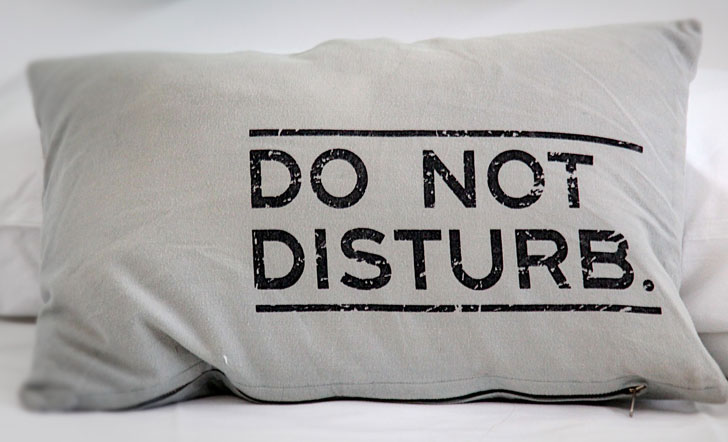 Bild eines Kissens mit der Aufschrift "Do not disturb"