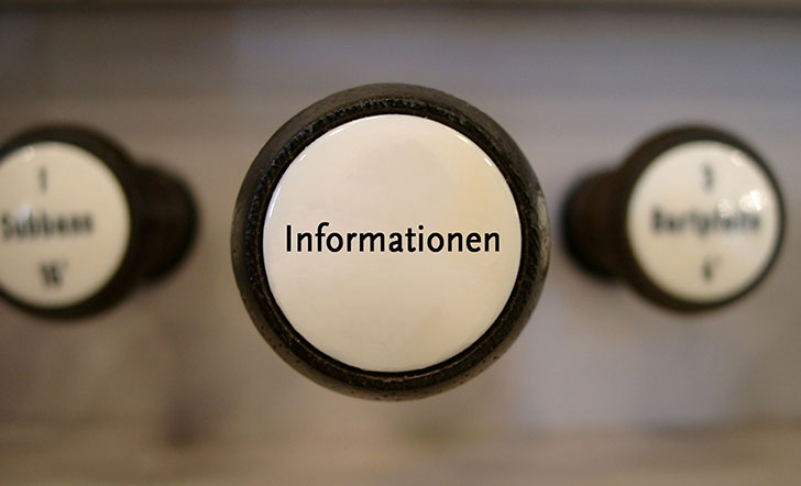 Orgelregister mit der Aufschrift "Informationen"