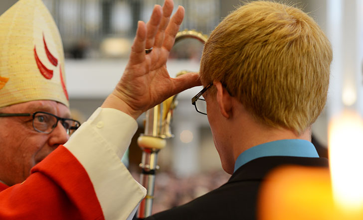 Weihbischof Geerlings firmt einen Jugendlichen