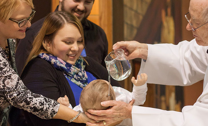 Taufe eines Kindes mit Wasser
