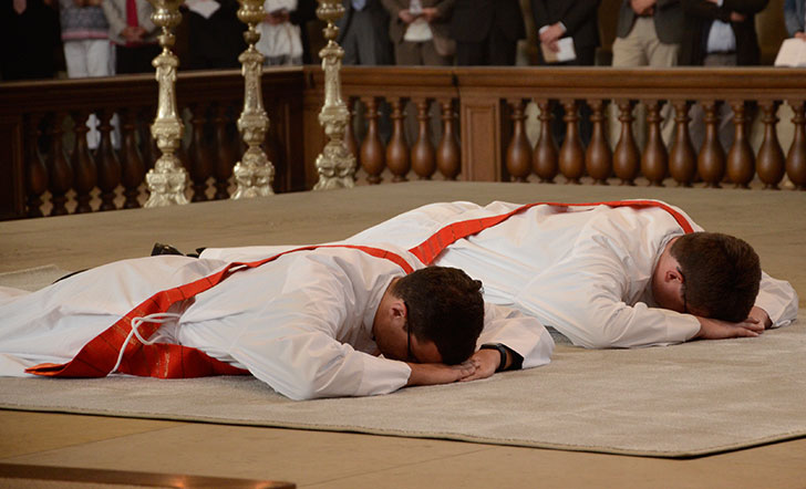 Zwei Weihekandidaten liegen langgestreckt auf dem Boden des St.-Paulus-Doms
