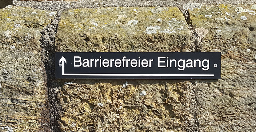 Hinweisschild zu einem barrierefreien Eingang