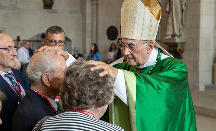 Bischof Felix Genn segnet ein Ehepaar