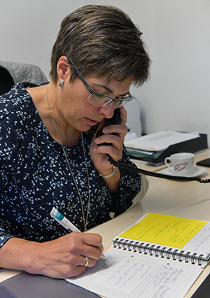 Anja Ruffer bei einem Telefonat