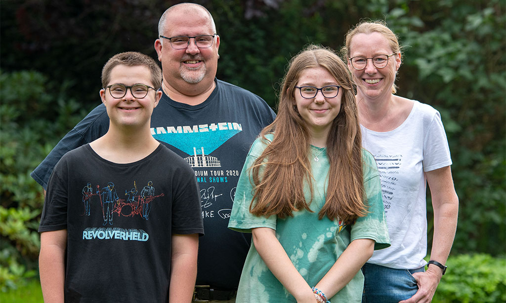 Niklas Krick mit seinen Eltern und seiner Schwester im Garten